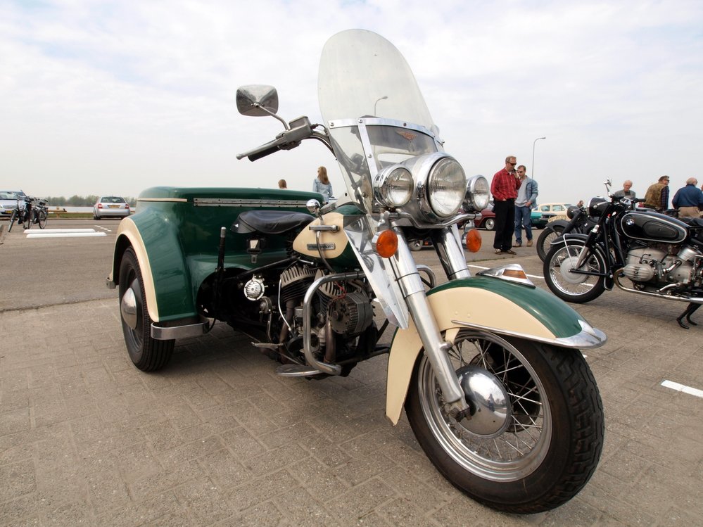 Roku 1932 Harley-Davidson vyrobil Servi-car - tříkolku s velkým zavazadlovým prostorem mezi zadními koly