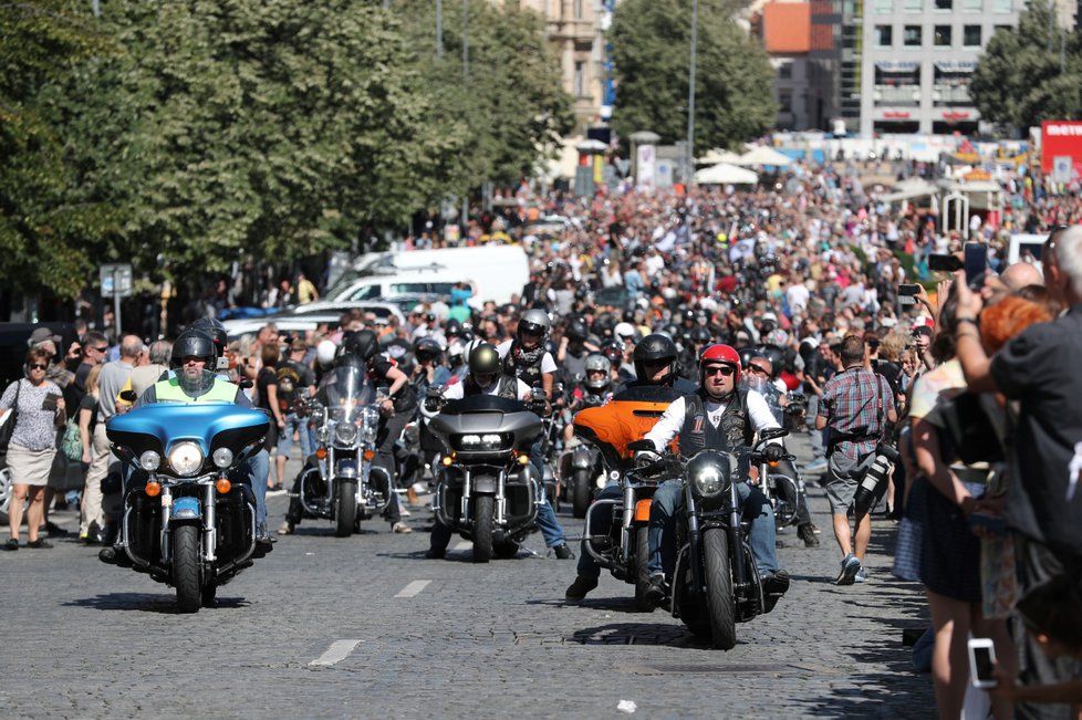 Spanilá jízda - Prahou v rámci oslav 115. výročí Harley-Davidson projíždějí tisíce motorek.