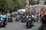 Spanilá jízda - Prahou v rámci oslav 115. výročí Harley-Davidson projíždějí tisíce motorek.