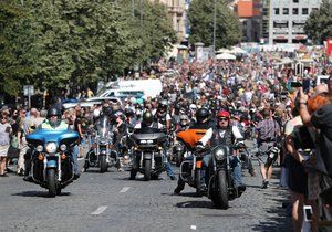 Spanilá jízda - Prahou v rámci oslav 115. výročí Harley-Davidson projíždějí tisíce motorek.