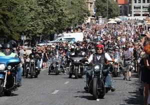 Spanilá jízda - Prahou v rámci oslav 115. výročí Harley-Davidson projíždějí tisíce motorek.