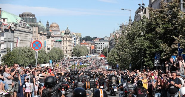 Spanilá jízda - Prahou v rámci oslav 115. výročí Harley-Davidson projíždějí tisíce motorek.