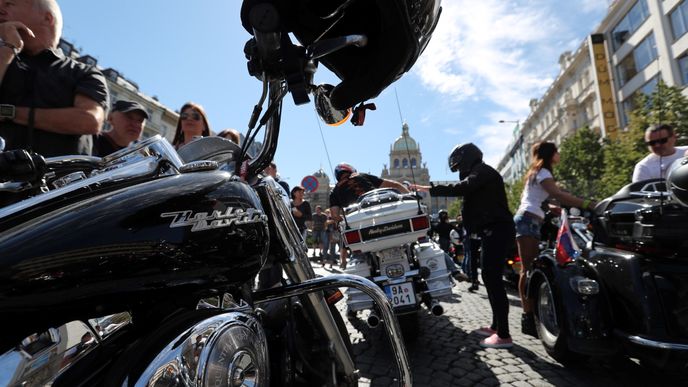 Spanilá jízda - Prahou v rámci oslav 115. výročí Harley-Davidson projíždějí tisíce motorek.