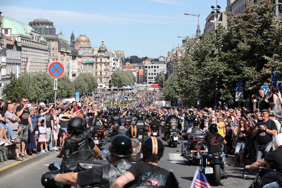 Spanilá jízda - Prahou v rámci oslav 115. výročí Harley-Davidson projíždějí tisíce motorek.