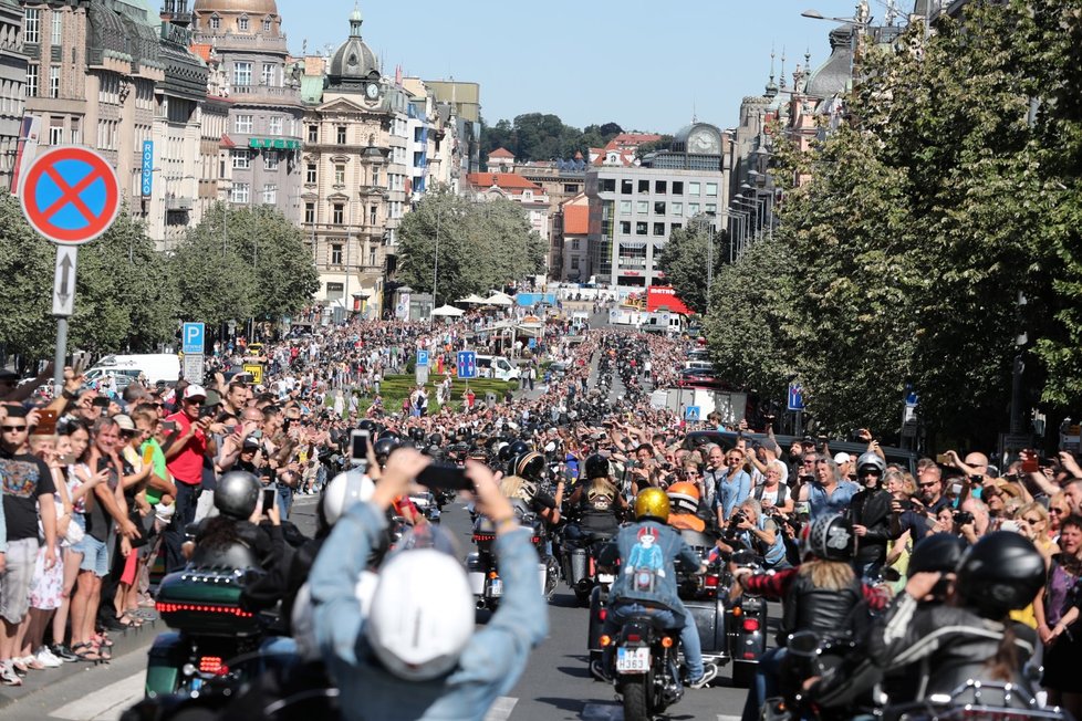 Spanilá jízda - Prahou v rámci oslav 115. výročí Harley-Davidson projíždějí tisíce motorek.