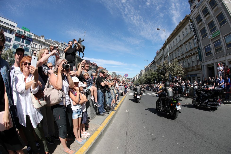 Spanilá jízda - Prahou v rámci oslav 115. výročí Harley-Davidson projíždějí tisíce motorek.