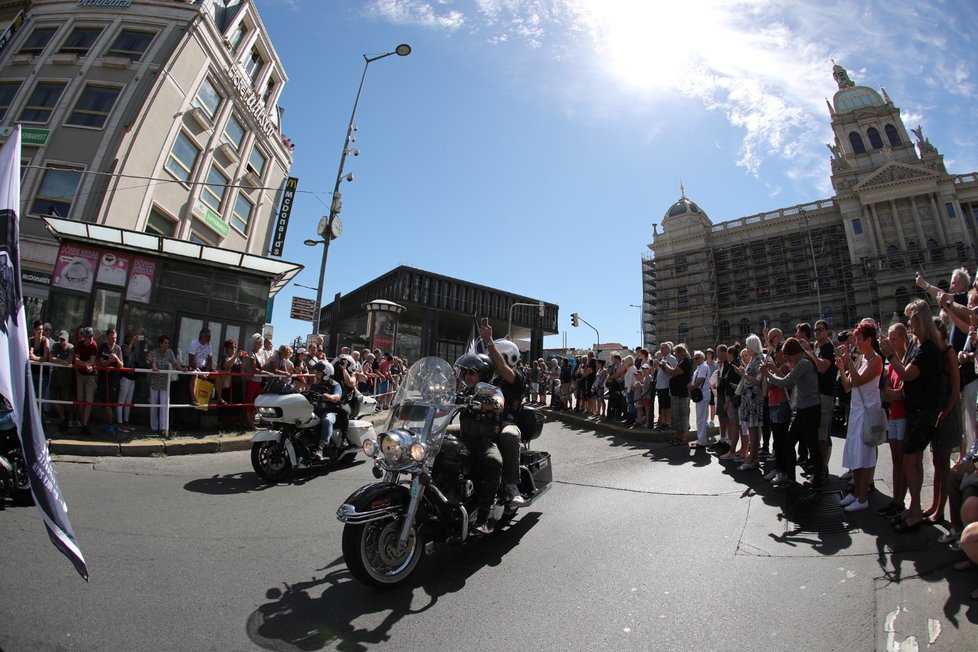 Spanilá jízda - Prahou v rámci oslav 115. výročí Harley-Davidson projíždějí tisíce motorek.