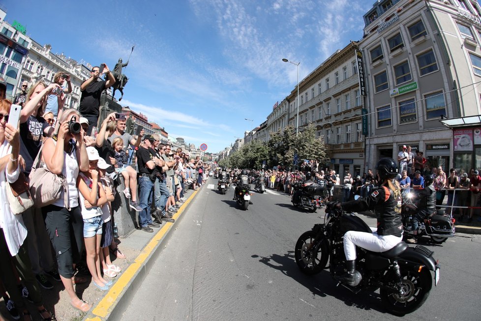 Spanilá jízda - Prahou v rámci oslav 115. výročí Harley-Davidson projíždějí tisíce motorek.