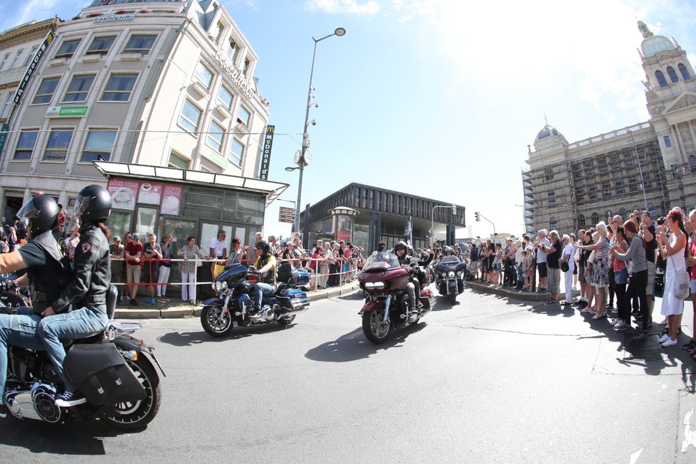 Spanilá jízda - Prahou v rámci oslav 115. výročí Harley-Davidson projíždějí tisíce motorek.