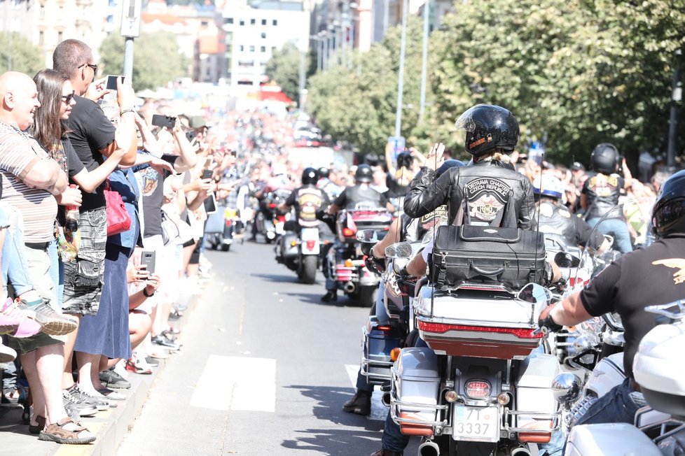 Spanilá jízda - Prahou v rámci oslav 115. výročí Harley-Davidson projíždějí tisíce motorek.