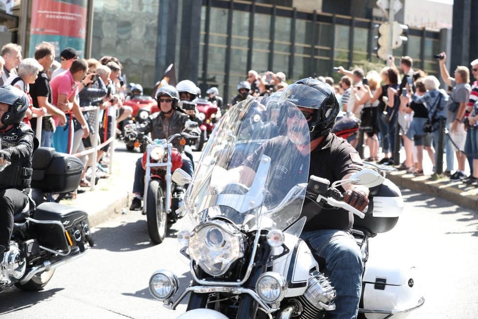 Spanilá jízda - Prahou v rámci oslav 115. výročí Harley-Davidson projíždějí tisíce motorek.