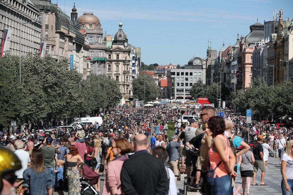 Spanilá jízda - Prahou v rámci oslav 115. výročí Harley-Davidson projíždějí tisíce motorek.