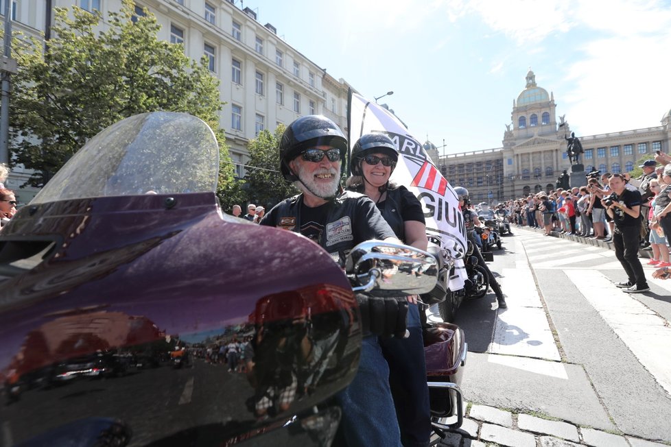 Spanilá jízda - Prahou v rámci oslav 115. výročí Harley-Davidson projíždějí tisíce motorek.