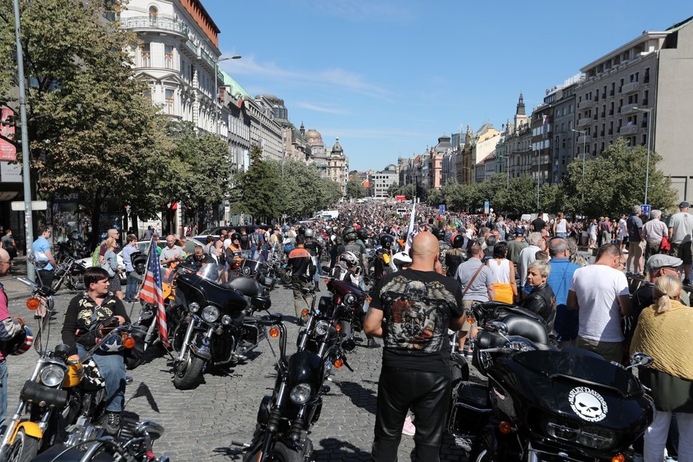 Spanilá jízda - Prahou v rámci oslav 115. výročí Harley-Davidson projíždějí tisíce motorek.