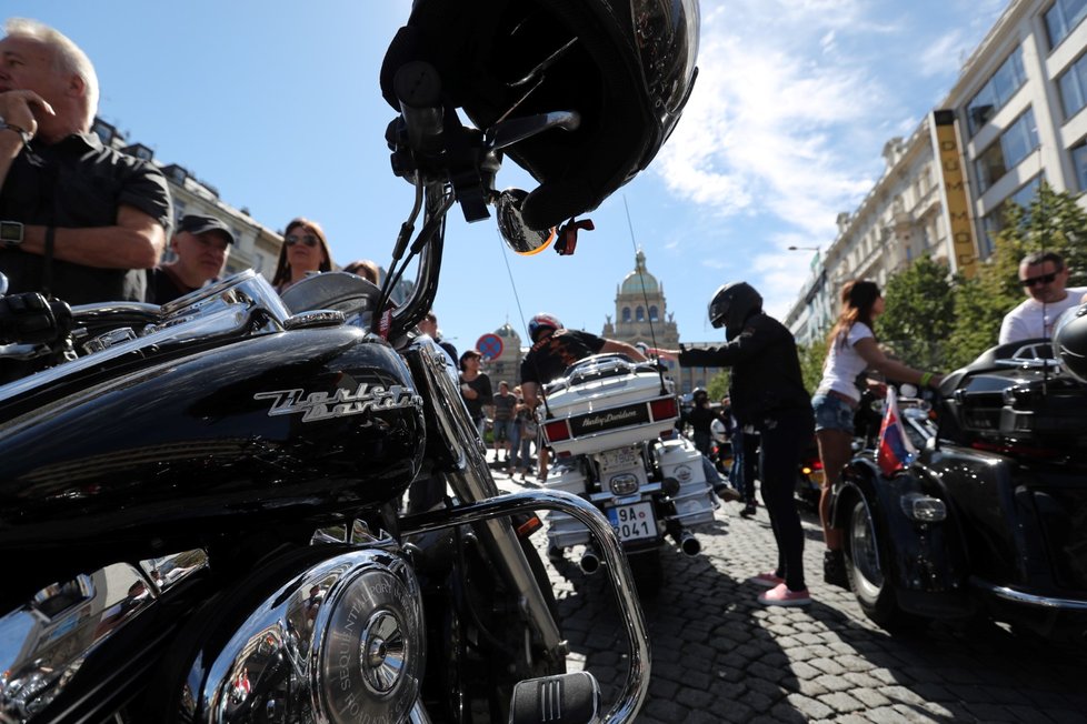 Spanilá jízda - Prahou v rámci oslav 115. výročí Harley-Davidson projíždějí tisíce motorek.