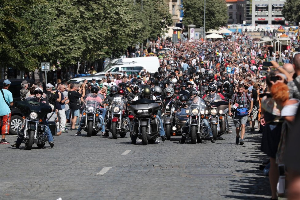 Spanilá jízda - Prahou v rámci oslav 115. výročí Harley-Davidson projíždějí tisíce motorek.