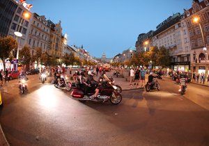 Centrem Prahy projely stovky motorek při noční spanilé jízdě.
