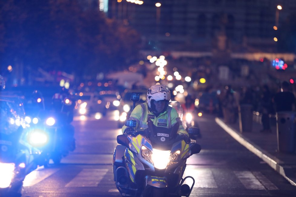 Centrem Prahy projely stovky motorek při noční spanilé jízdě.