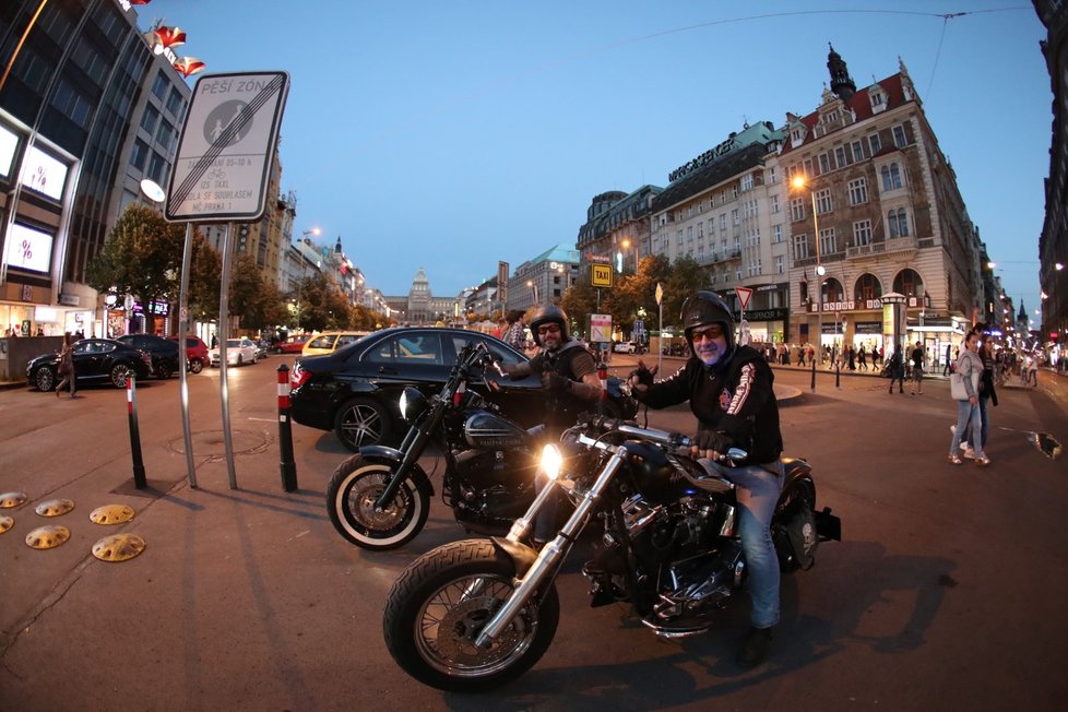 Centrem Prahy projely stovky motorek při noční spanilé jízdě.