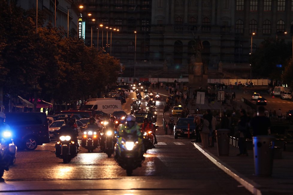 Centrem Prahy projely stovky motorek při noční spanilé jízdě.