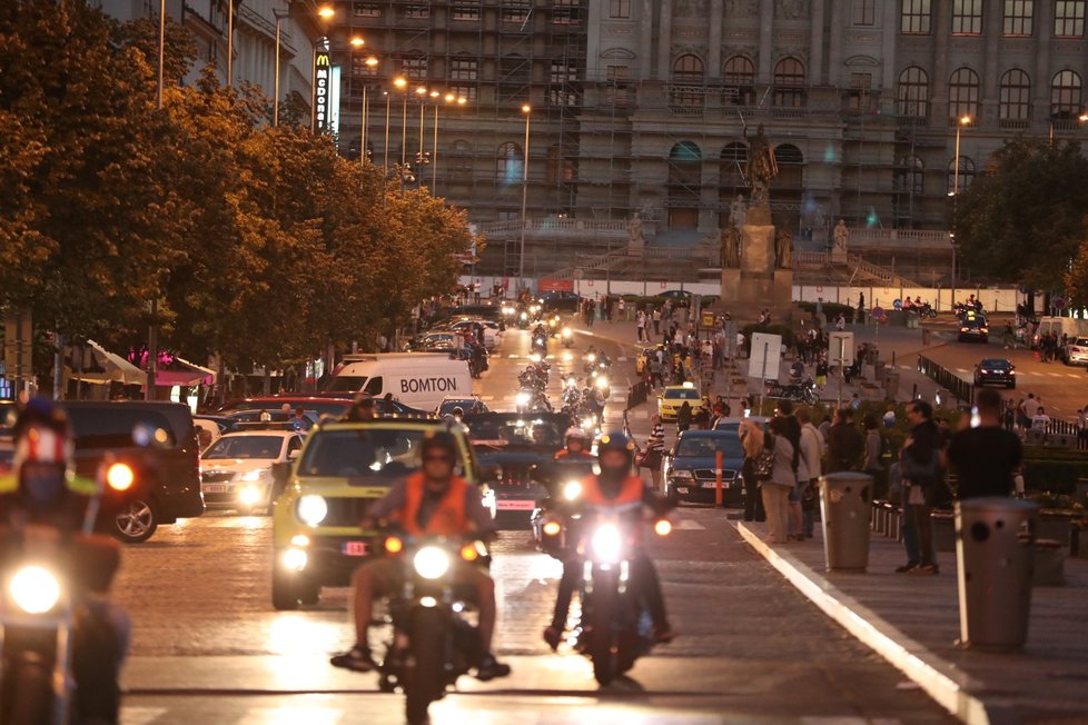 Centrem Prahy projely stovky motorek při noční spanilé jízdě.