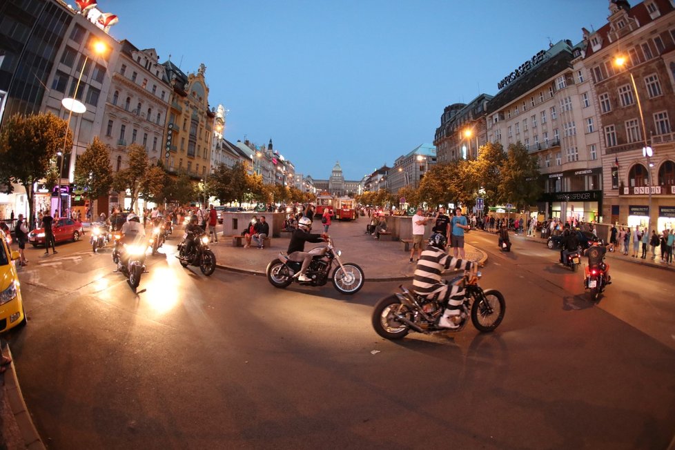 Centrem Prahy projely stovky motorek při noční spanilé jízdě.