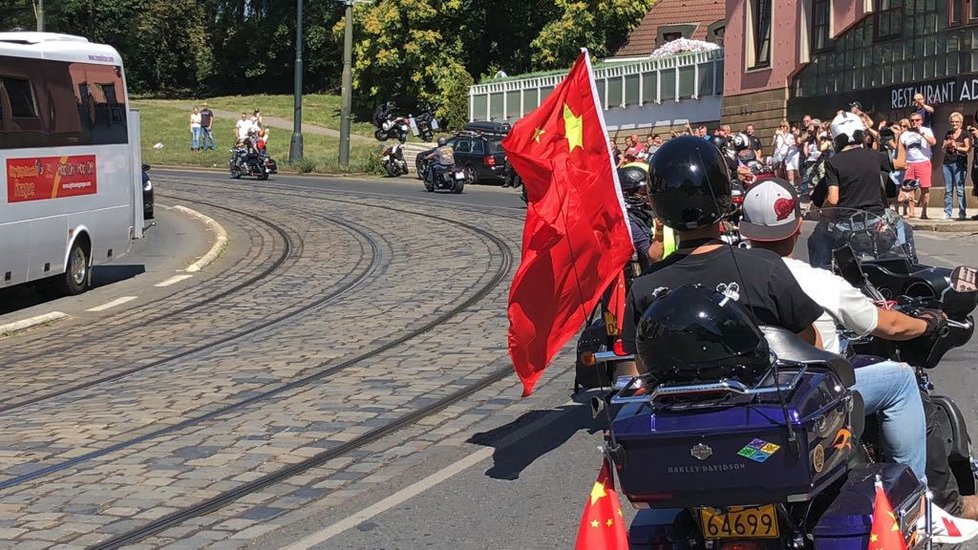 Motorkáři projeli Prahou ve spanilé jízdě.