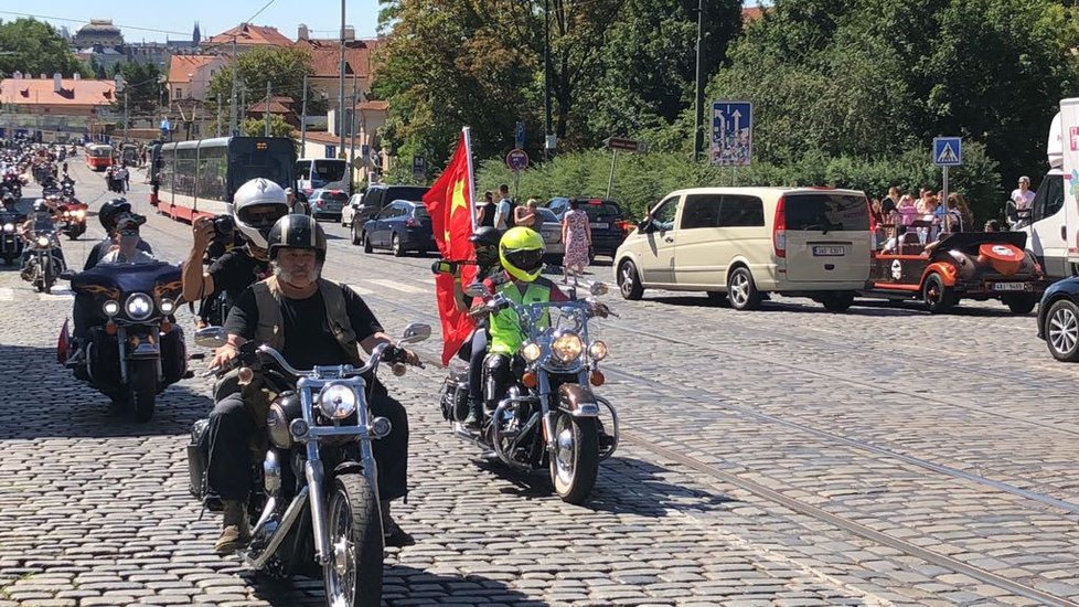 Motorkáři projeli Prahou ve spanilé jízdě.