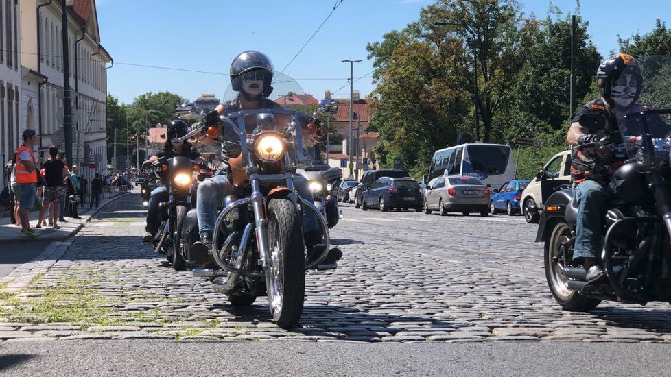 Motorkáři projeli Prahou ve spanilé jízdě.