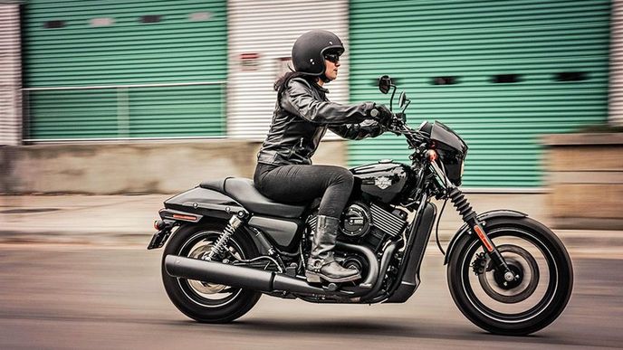 Harley Davidson svým městským modelem Street 750 cílí i na ženskou klientelu. V Česku se mu to daří.