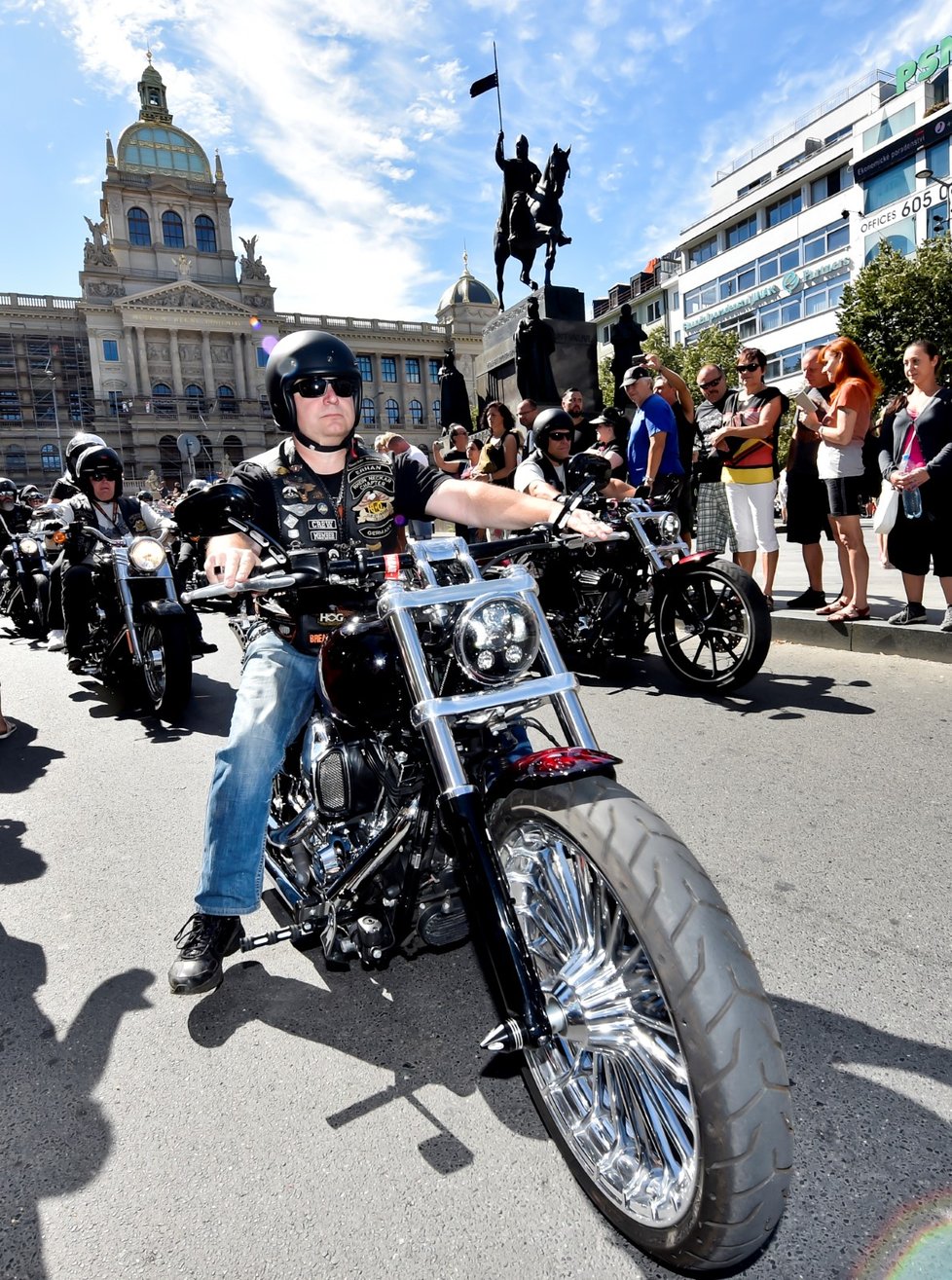 Prahou se prohnala spanilá jízda čtyř tisíc motorek.