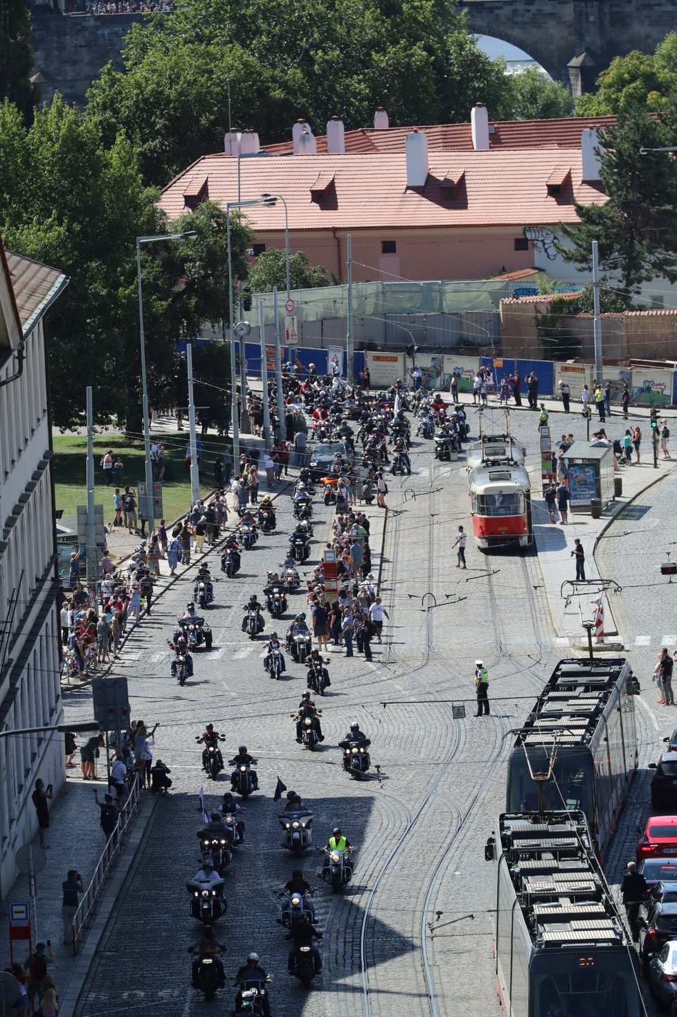 Prahou se prohnala spanilá jízda čtyř tisíc motorek.