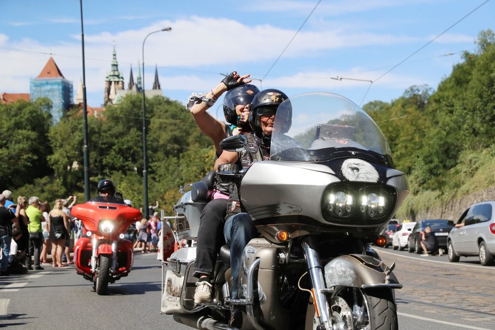 Prahou se prohnala spanilá jízda čtyř tisíc motorek.