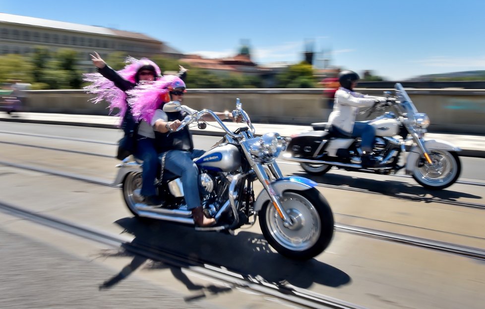 Prahou se prohnala spanilá jízda čtyř tisíc motorek.