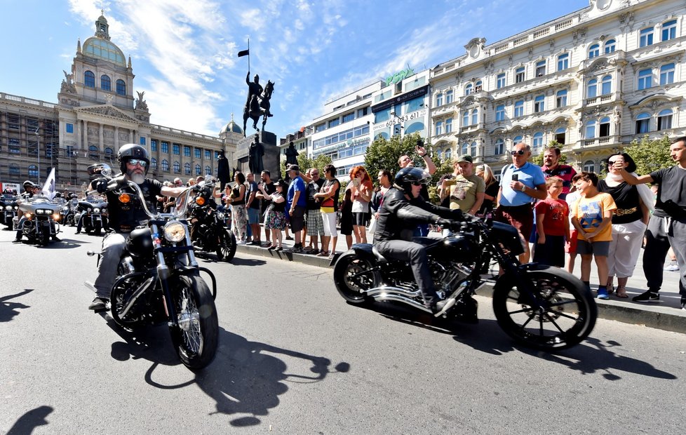 Prahou se prohnala spanilá jízda tisíce motorkářů. (ilustrační foto)