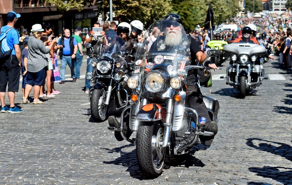 Prahou se prohnala spanilá jízda čtyř tisíc motorek.