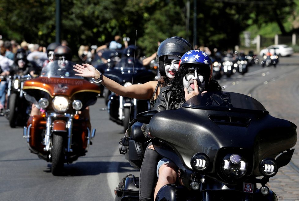 Prahou se prohnala spanilá jízda čtyř tisíc motorek.