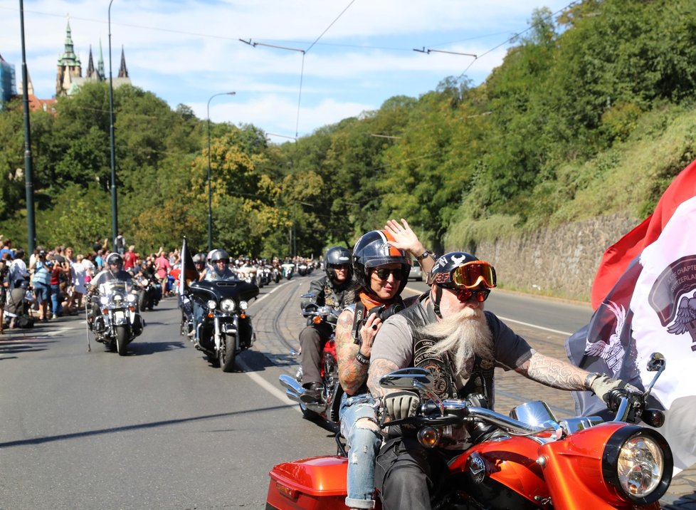 Prahou se prohnala spanilá jízda čtyř tisíc motorek.