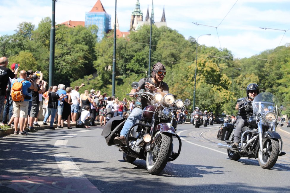 Prahou se prohnala spanilá jízda čtyř tisíc motorek.