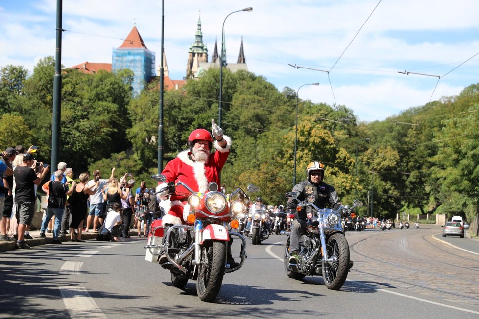 Prahou se prohnala spanilá jízda čtyř tisíc motorek.