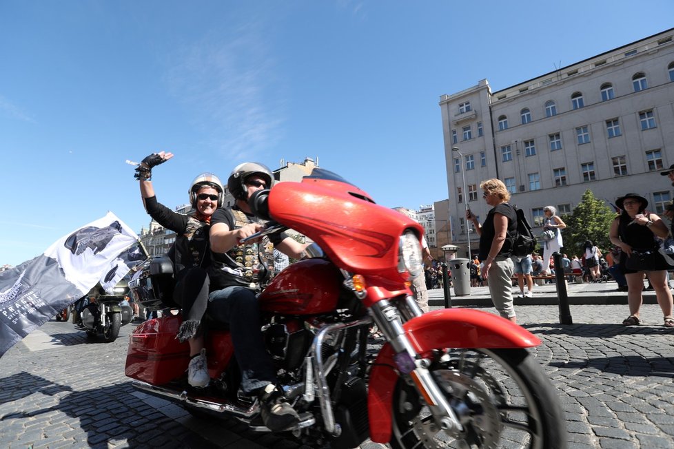 Prahou se prohnala spanilá jízda čtyř tisíc motorek.