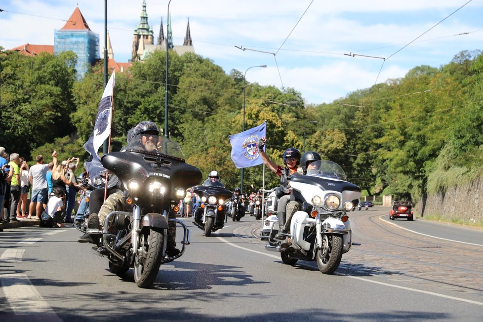 Prahou se prohnala spanilá jízda čtyř tisíc motorek.