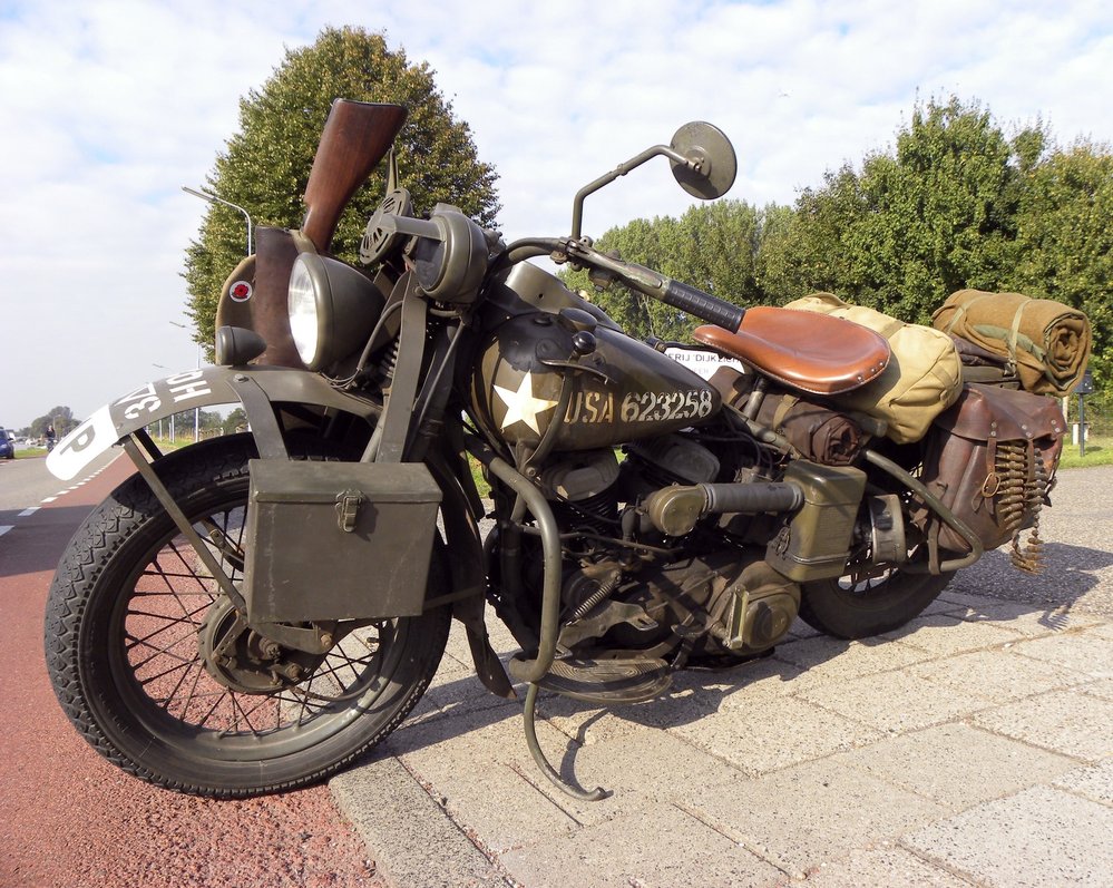 Na podzim roku 1939 dostala firma Harley-Davidson zakázku na výrobu vojenských motocyklů. Přepracováním civilního modelu vznikl armádní typ WLA (v Evropě známý jako Liberator)