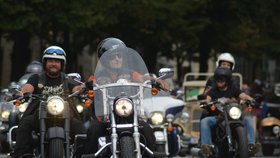 Harleyáři obsadili Staromák. Čtyřicet pět minut museli turisté kličkovat mezi motorkami.