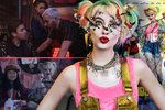 Po rozchodu s Jokerem se Harley Quinn (Margot Robbieová) spojí s dalšími superhrdinkami, aby společně zachránily malou dívku z rukou obávaného narcistického padoucha jménem Black Mask (Ewan McGregor). Správná psychoušská jízda může začít!