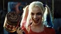 Harley Quinn ze Sebevražedného oddílu a její kladivo na filmové recenzenty.