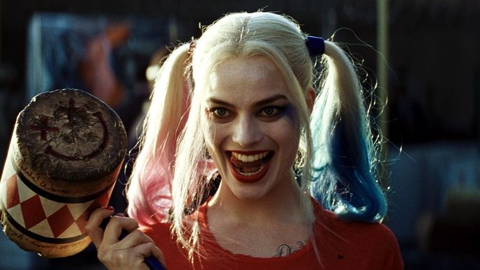Harley Quinn ze Sebevražedného oddílu a její kladivo na filmové recenzenty. Harley Quinn ze Sebevražedného oddílu a její kladivo na filmové recenzenty.