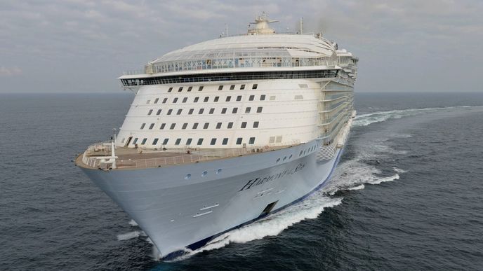 České cestovky už nabízejí i plavbu největší výletní lodí světa Harmony of the Seas. Plavidlo floridské společnosti Royal Caribbean Cruises o délce 362 metrů pojme 5500 cestujících, nabízí 23 bazénů, park s dvanácti tisíci rostlin nebo také uměleckou galerií s plastikou od sochaře Davida Černého. O pohodlí pasažérů se stará posádka čítající 2300 osob.