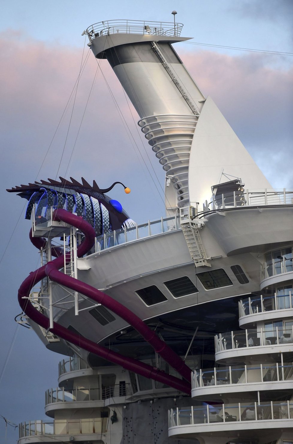 Největší parník světa Harmony of the Seas má i tobogany.