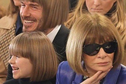 Harper Beckham vyrazila s ofinou jako Anna Wintour. Táta si z toho dělá legraci